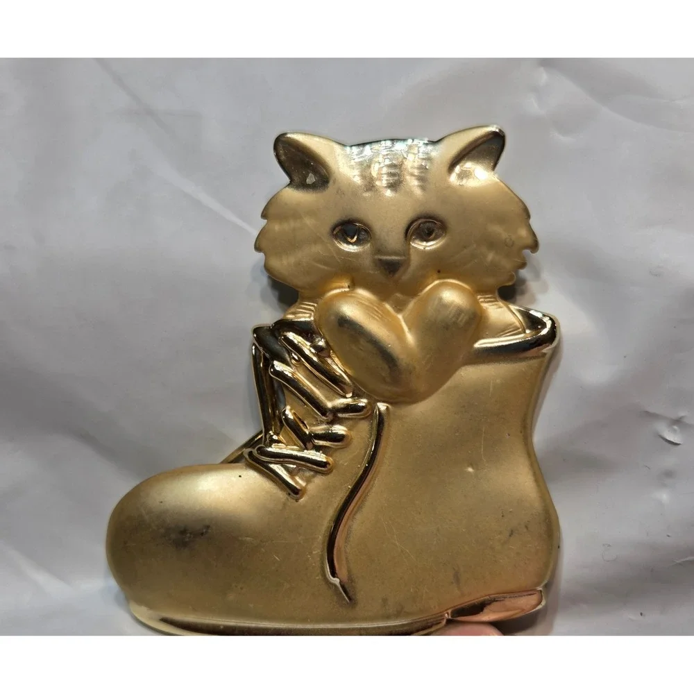 Vtg AJC Gold Tone Cat in‎ Boot Pin Brooch Whimsical Cute Animal Jewelry Gift